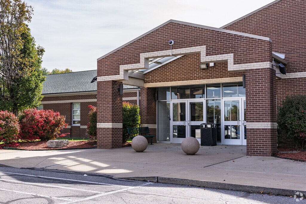 Mount Vernon High School is a public 9th through 12th grade school.