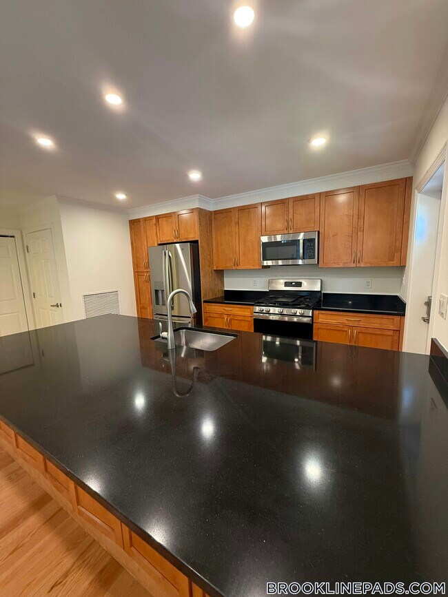 104 Ellery Ct Unit 104, Brookline, MA 02467