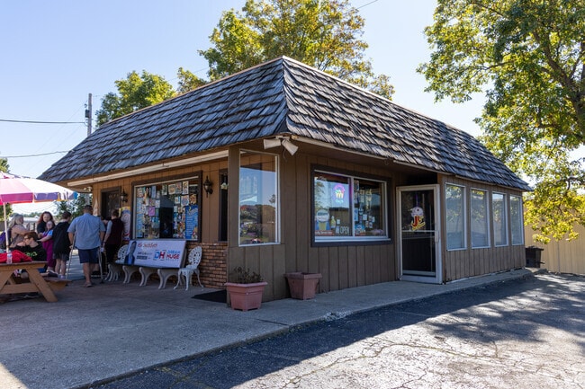 JB’s Drive-In Restaurant draws locals with soft-serve cones and classic sundaes.