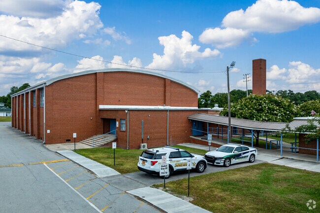 Swansboro Middle School serves almost 1000 students in the Jacksonville area.