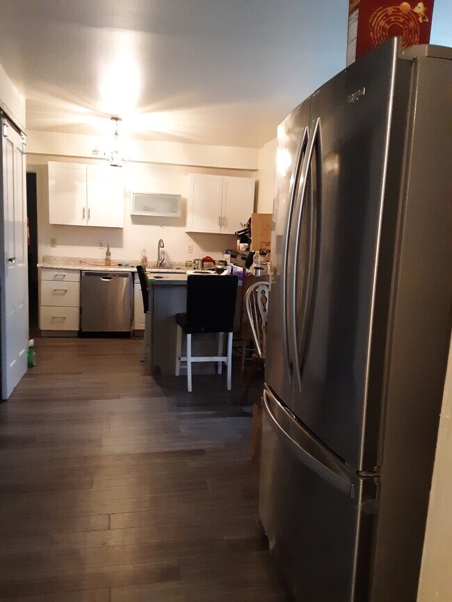 Apt 1 - 3 door refrig