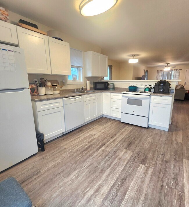 70 Naugatuck St, Hartford, CT 06120 - photo 4