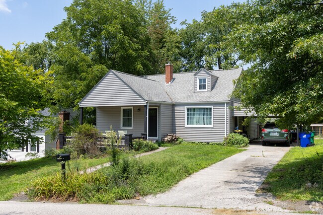 The median home in Airport Acres was constructed in 1945.