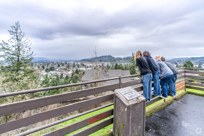 Kelly Butte Park and Overlook is a short drive from Midtown South Springfield.
