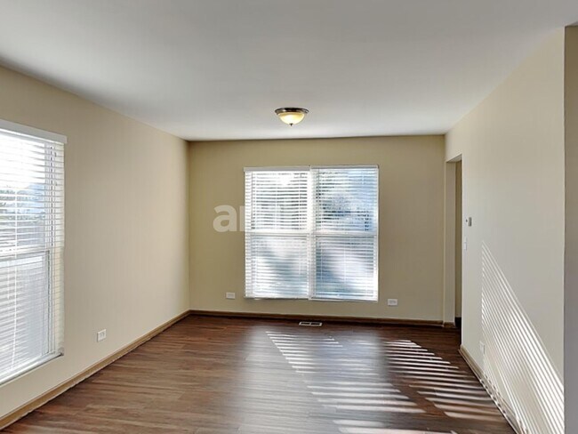 547 Greystone Ln, Bolingbrook, IL 60440 - photo 7