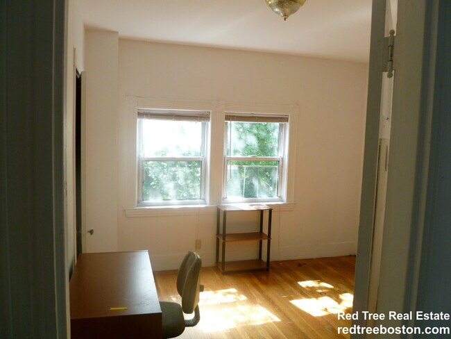 12 Verndale St unit 2, Brookline, MA 02446 - photo 5