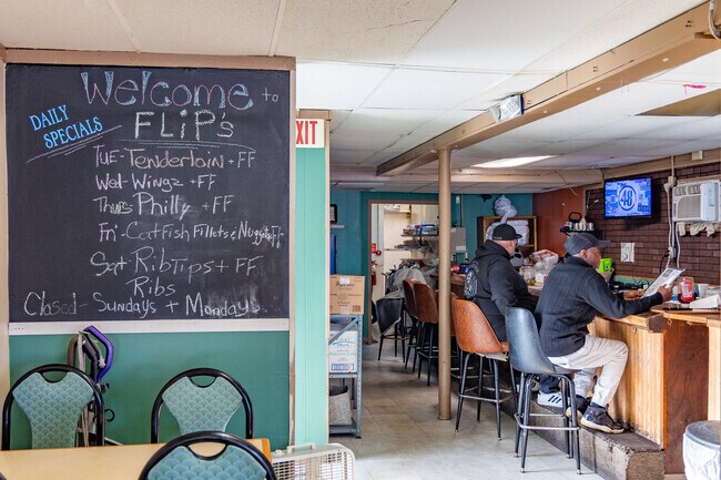 For unbeatable BBQ, Riverfront neighbors head straight to Flip’s.