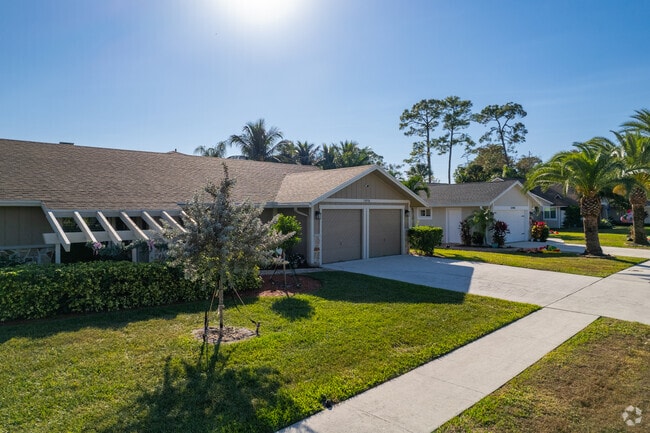 Sunny days and beautiful surroundings are waiting for you when you move to Paddock Park.