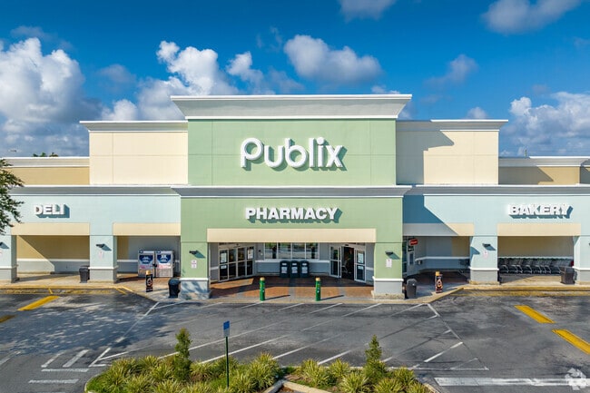 River Ridge residents enjoy grocery shopping at the nearby Publix.