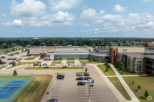 Shakopee High School's teachers earned a grade og B- from Niche.com.