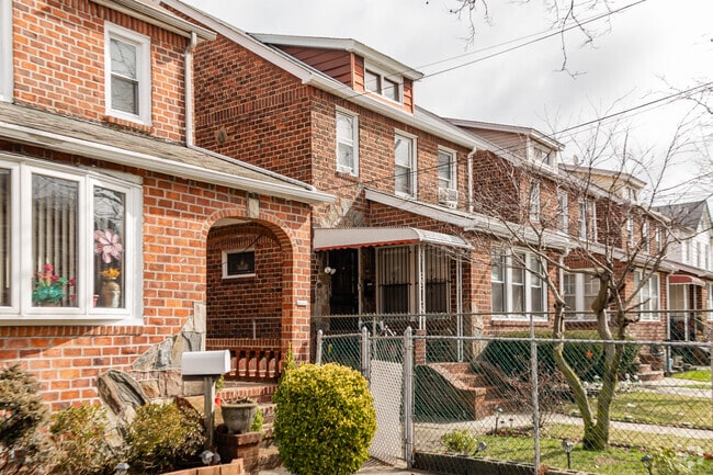 Queens is located in Queens Community District 13.