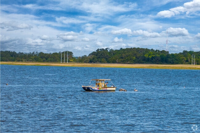 Sandhurst residents have easy access to boating on the Ashley River.