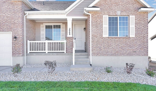 2068 E Dolan Dr, Lake Point, UT 84074 - photo 2