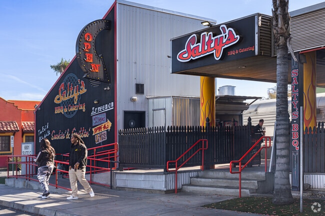 Salty's BBQ and Catering is a great place for Sagepointe friends to meet for lunch.