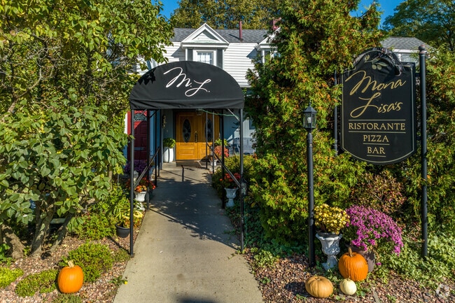 Mona Lisa's Ristorante offers fine dining in a cozy, homey environment.