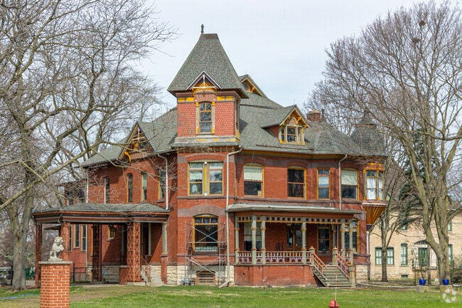 Estate like victorian homes are all down the Illinois route 23 in Sycamore.
