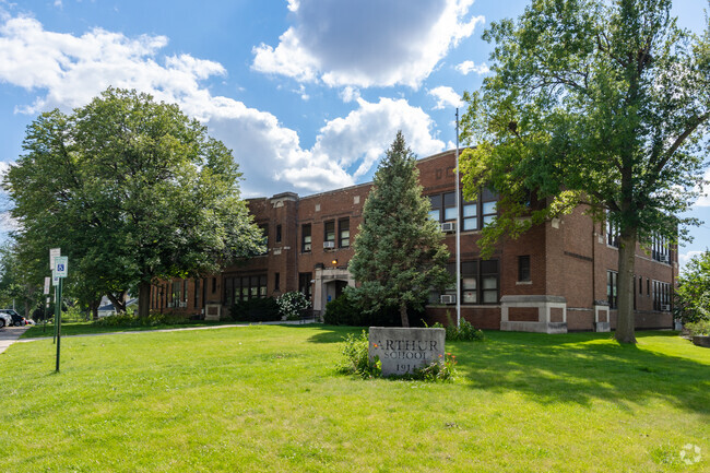 Arthur Elementary School has a student to teacher ratio of 14:1.