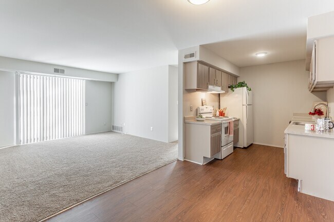 Farmington View Apartments - Farmington Hills, MI, Farmington Hills, MI 48335 - photo 4