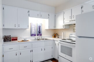 2211 Eastlawn Dr, Midland, MI 48642