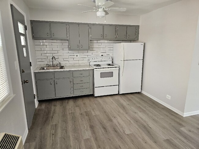 4855 Elm St unit 2E, Skokie, IL 60077 - photo 2