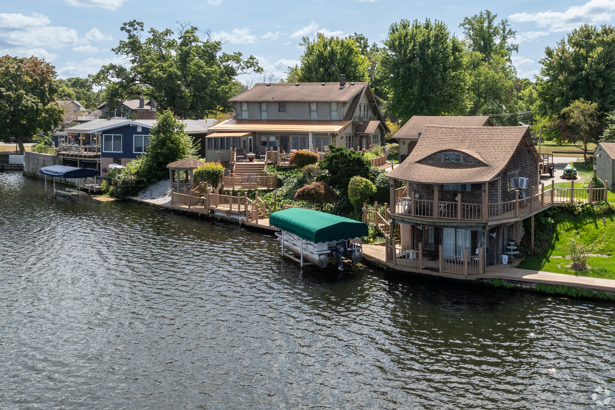 Riverfront homes in Riverview East are known for there multi-leveled decks and yards.