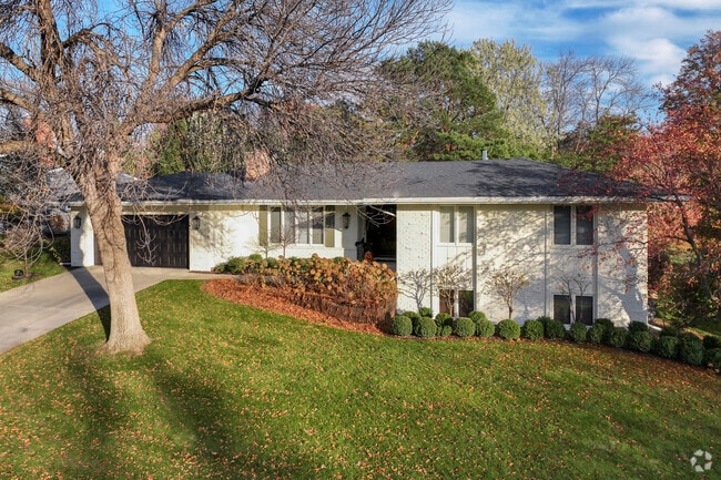 This rambler on Gleason Road in Braemar Hills offers simplicity and serenity.