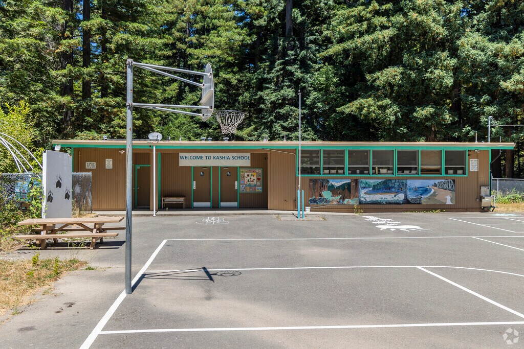 Kashia Elementary School is a public elementary and middle school.