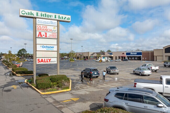 Oak Ridge Plaza offers shoppers in Marrero many different options.