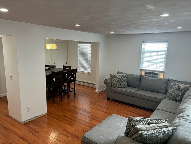 64 Sterling St unit 64 Sterling St. Pawt, Pawtucket, RI 02860 - photo 2