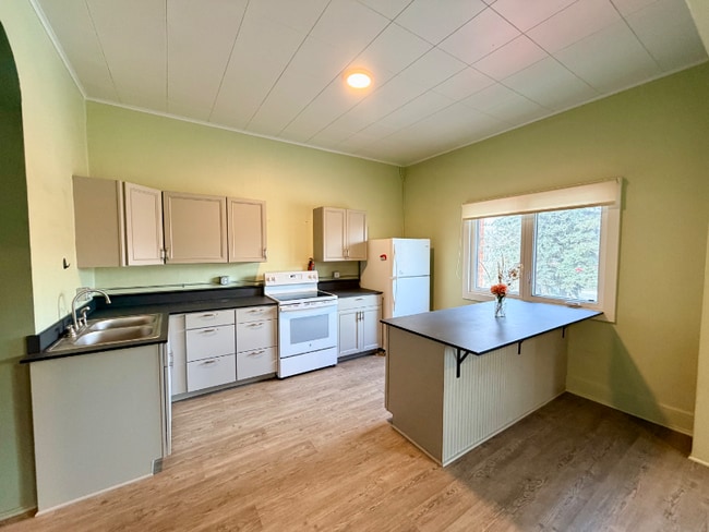 213 1/2 W Park St unit 2, Livingston, MT 59047 - photo 2