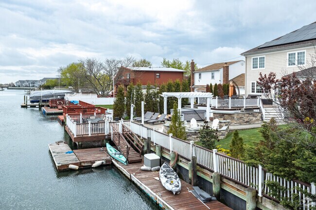 Private docks & backyards encourage entertainment relaxation for many homeowners in Harbor Isle.