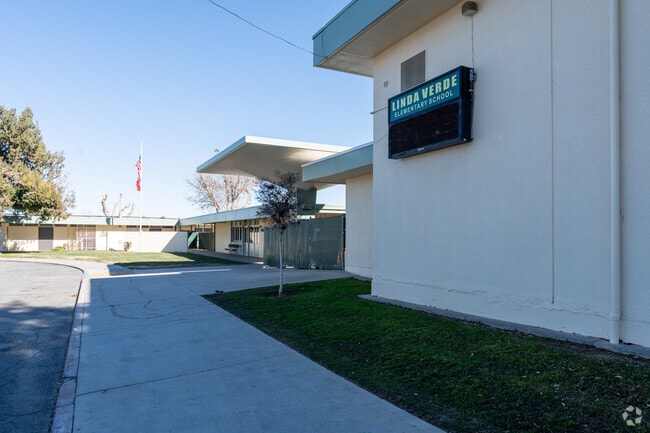 The student-teacher ratio at Linda Verde is 25:1.