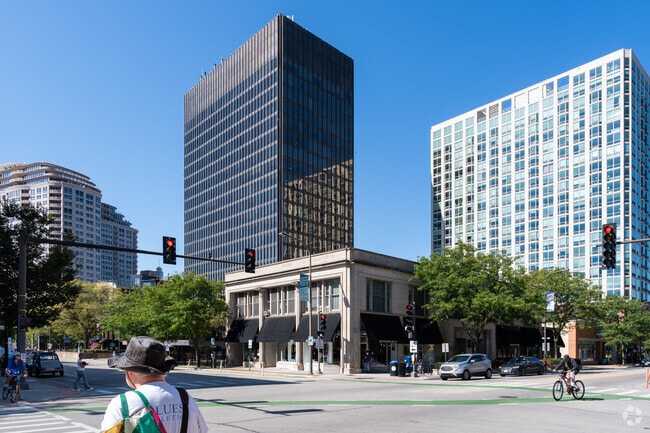 The streets are bustling in Downtown Evanston.