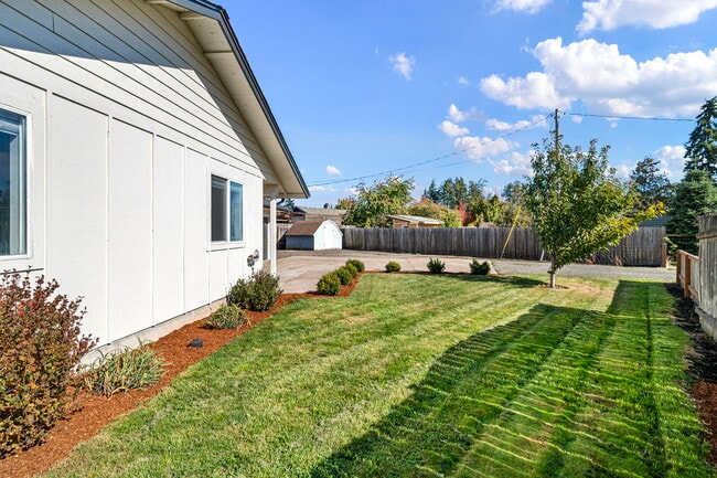 872 W N St, Springfield, OR 97477 - photo 2