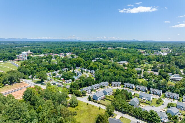 Homes in Dawsonville range from traditional, to farmhouse style and brick ranchers.