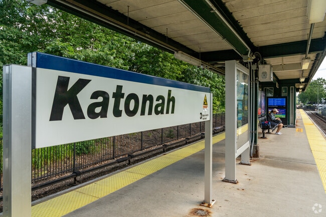 Bedford Hills residents can enjoy a 1-hour commute to Grand Central Station via Metro-North.