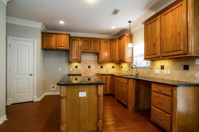 612 Spruce Dr, Conroe, TX 77302 - photo 5