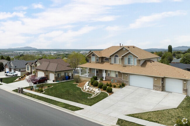 Large homes on a neighborhood street in Pleasant VIew.