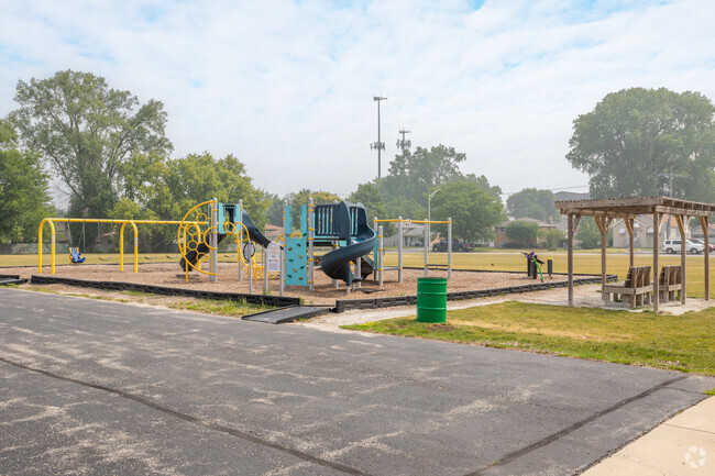 Richard Byrd Elementary School has an overall grade of B- from Niche.com.