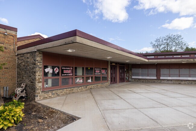 Ralph R Smith Elementary School has a student-teacher ratio of 9 to 1.