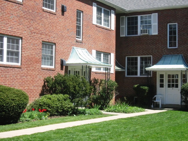 Suburban Square Apartments, Ardmore, PA 19003 - photo 2