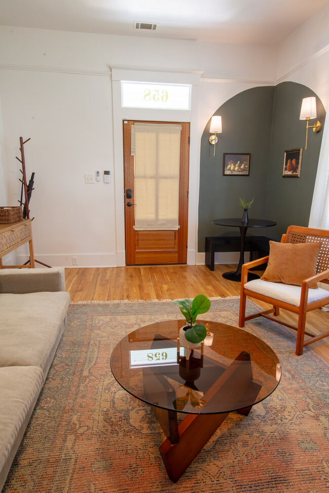 658 E 34th St, Savannah, GA 31401