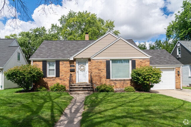 The average price for a home in the Olde Norwood community is around $202,983.