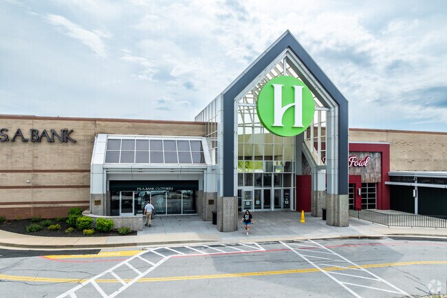 Hamilton Place and Gunbarrel Road shopping sit minutes from Concord Audobon.