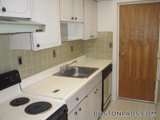 28 Faxon St Unit 4, Stoughton, MA 02072