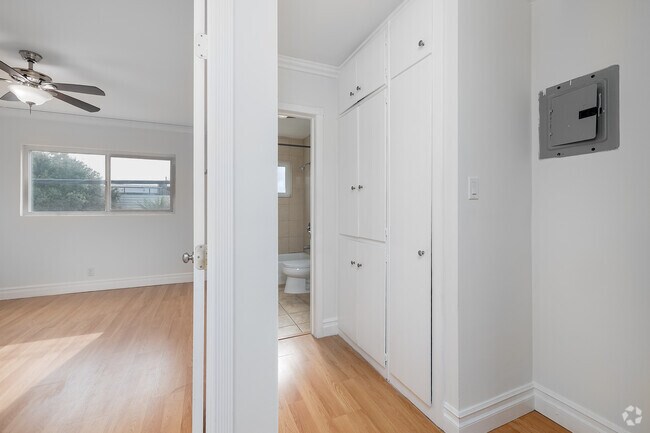 2BR, 1BA - 900SF - Closets
