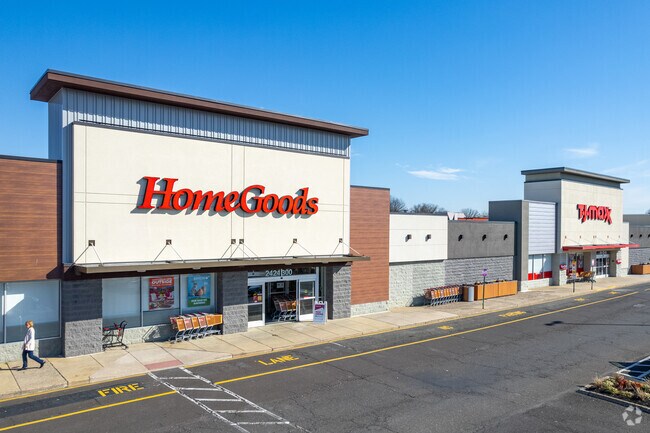 HomeGoods and big‑box shopping cluster along Lincoln Highway in Falls Township.