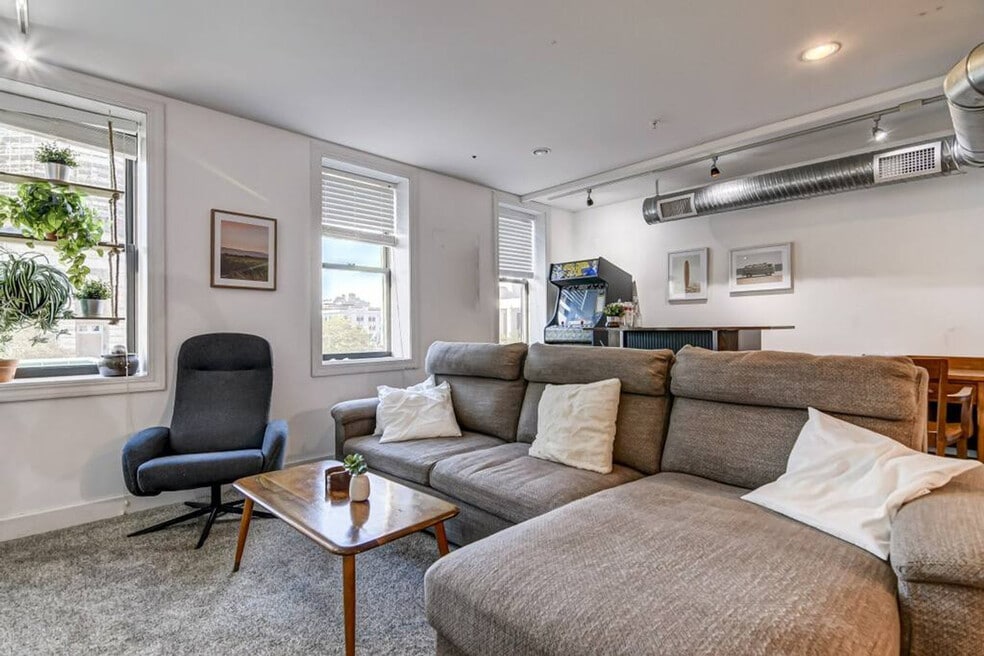 8 S Old State Capitol Plaza unit ID1031831P, Springfield, IL 62701 - photo 1