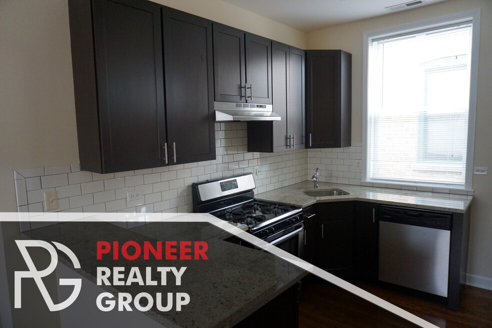 849 W Cornelia Ave unit 2, Chicago, IL 60657 - photo 1