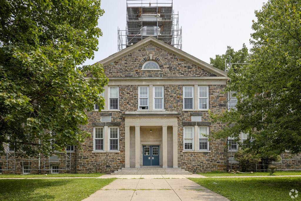 Glenmount Elementary/Middle School building in Glenham-Bedford.